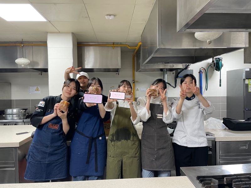 [자원봉사사업] 2023년 경기대학교 외식조리학과 요리봉사동아리 '채움'의 밑반찬 조리 및 배달 봉사 활동 진행