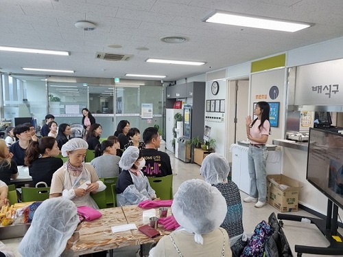 [노인맞춤돌봄서비스] 종근당 가족봉사활동 "여름김장 김치로 사랑 전해요"