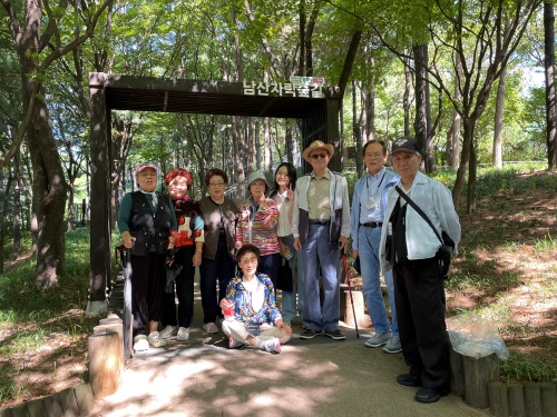 [정서지원사업] 경로식당 이용자 소그룹 나들이 '함께 걸어요, 남산숲길!'