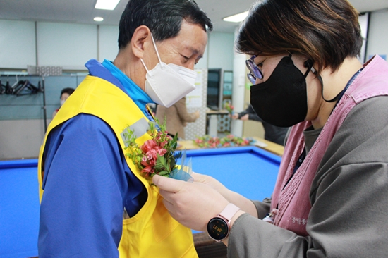 노인일자리 참여어르신 카네이션 전달